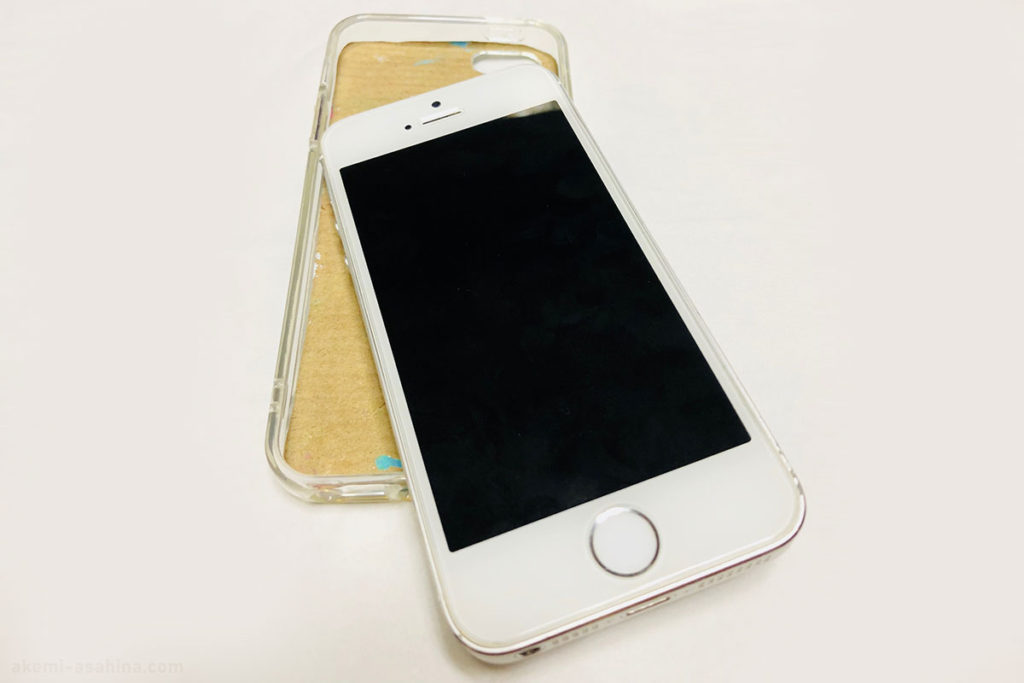 アートな携帯ケースをハンドメイド